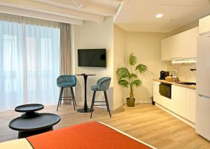 加的斯Apartamentos Soho Boutique Palillero的一间厨房,内设两把椅子和一张桌子