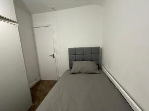 מיטה או מיטות בחדר ב-Private Luxury Rooms RM1