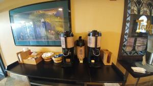 Quality Inn West Lafayette - University Area في لافاييت: طاولة عليها صانعي قهوة في غرفة