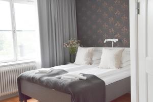 een slaapkamer met een bed met een zwarte muur bij Akademihotellet in Uppsala