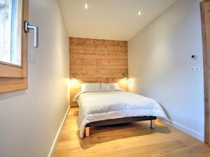 Tempat tidur dalam kamar di Appartement Morzine, 3 pièces, 4 personnes - FR-1-524-106