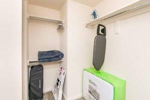 een kamer met een koelkast en een mes aan de muur bij 2BR Chic Executive Apartment in Prime Location in Arlington