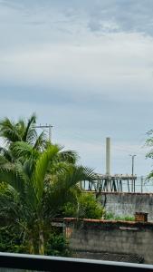 - une vue sur une gare avec des palmiers et un pont dans l'établissement BlueCoast 205 Apartment, à Rio das Ostras