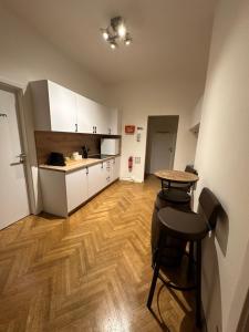 kuchnia ze stołem i krzesłami w pokoju w obiekcie DATRI Petite Suite 1 - 3 w Wiedniu