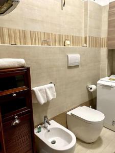 uma casa de banho com um WC branco e um lavatório. em MHOME APARTMENT - Roma em Roma