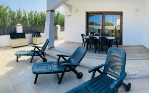 un gruppo di sedie e tavoli su un patio di Mauris Home a Tortolì