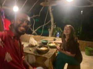 un homme et une femme assis à une table avec de la nourriture dans l'établissement Sigiriya Rastha Hostel, à Sigirîya