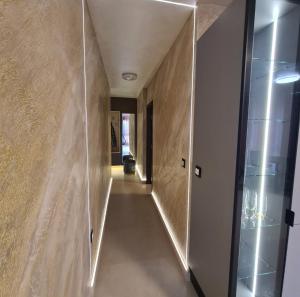 un pasillo de una casa con una pared de cristal en Fully furnished Apartment en Varna