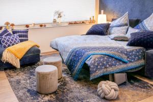 ein Schlafzimmer mit einem Bett mit Kissen darauf in der Unterkunft Kobaltblau in Höhr-Grenzhausen