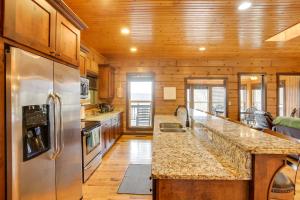Virtuve vai virtuves zona naktsmītnē Peaceful Celina Cabin with Hot Tub and Lake View!