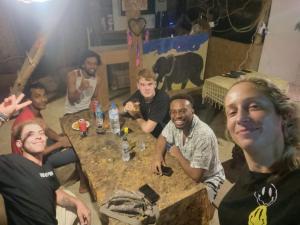 Sigiriya Rastha Hostel في سيجيريا: مجموعة من الرجال يجلسون حول طاولة