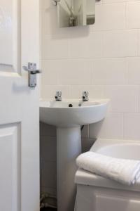 A bathroom at Air Host and Stay - Index House 3 bedroom 5 mins to city free parking
