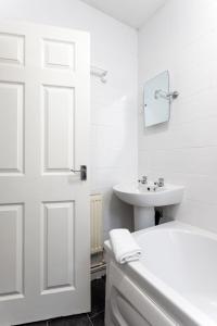 A bathroom at Air Host and Stay - Index House 3 bedroom 5 mins to city free parking