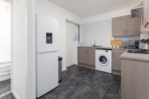 A kitchen or kitchenette at Air Host and Stay - Index House 3 bedroom 5 mins to city free parking