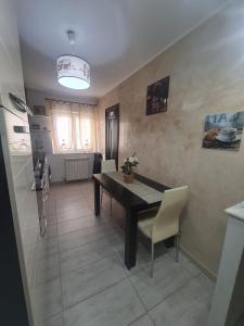 - une cuisine et une salle à manger avec une table et des chaises dans l'établissement Residence Mery, à Făgăraş