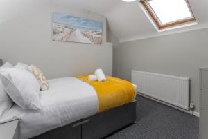 A bed or beds in a room at Air Host and Stay - Index House 3 bedroom 5 mins to city free parking