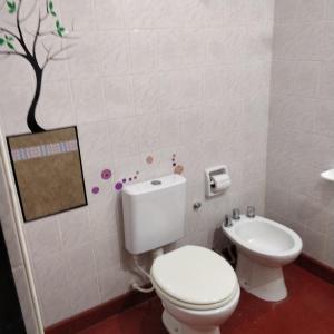 bagno con servizi igienici e lavandino di Rosa Ramona Rooms a San Salvador de Jujuy