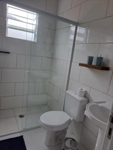 Bilik mandi di Casa nova com 3 quartos, equipada com Ar Condicionado, TV, Internet e Área de Lazer Completa - Boiçucanga +10 gambar
