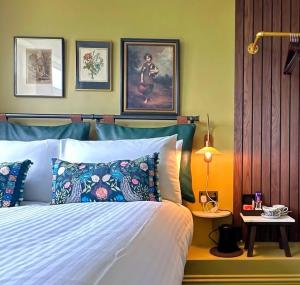 sypialnia z łóżkiem z niebieskimi i zielonymi ścianami w obiekcie Eype's Mouth Country Hotel w mieście Bridport