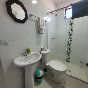 ein Bad mit einem WC, einem Waschbecken und einer Dusche in der Unterkunft apartamento banderas 2 in Pereira