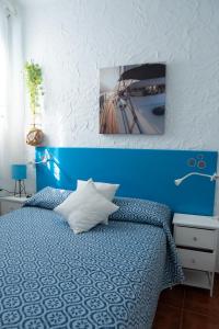 a blue bedroom with a bed with a blue wall at Punta Mar in Güimar