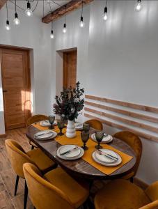 uma sala de jantar com mesa e cadeiras em FRIENDS HOUSE - Ізки 33 em Nizhniy Studenyy