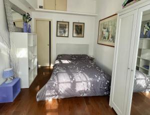 ローマにあるCamillucciaのベッドルーム1室(銀製の掛け布団付きのベッド1台付)