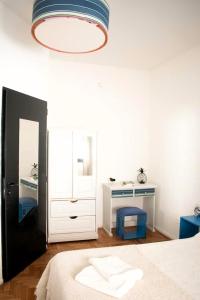 a bedroom with a bed and a mirror and a desk at Habitaciones Temporarias CABA in Buenos Aires