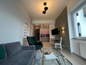 sala de estar con sofá y mesa en Apartamenty Kamila, en Rzeszów
