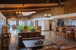 聖拉蒙的住宿－Villa Blanca Cloud Forest Hotel & Retreat，带沙发和酒吧的客厅