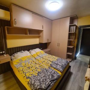 Un dormitorio pequeño con una cama y armarios. en Fully Furnished Apartment-B7, en Varna
