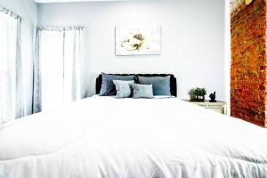 Ένα ή περισσότερα κρεβάτια σε δωμάτιο στο Modern 1 Bedroom Apartment close Falls and Casino