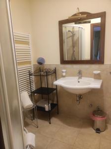 uma casa de banho com um lavatório e um espelho em Dimora della via Appia PRETORIA em Potenza