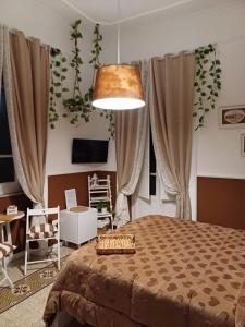 拿坡里的住宿－Giordano's home，一间卧室配有一张大床和一盏灯