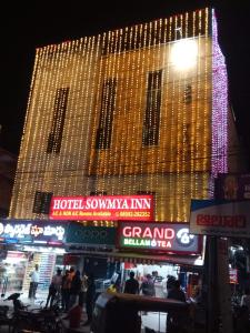 um grande edifício com um monte de luzes sobre ele em HOTEL SOWMYA INN em Ongole