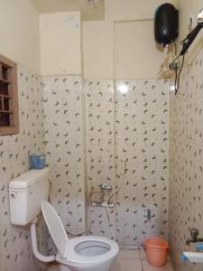 uma casa de banho com um WC e um chuveiro em HOTEL SOWMYA INN em Ongole