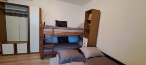 Giường trong phòng chung tại Apartman Jovana