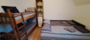 Giường trong phòng chung tại Apartman Jovana