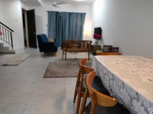 - un salon avec une table et des chaises dans l'établissement Sierra Hill Homestay 2, 