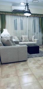 - un salon avec deux canapés et un canapé dans l'établissement Karnak Flats, à Louxor