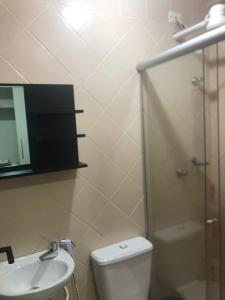 ein Bad mit einem WC, einem Waschbecken und einer Dusche in der Unterkunft Flat Aguas Claras, Aguas Claras-DF, Seu Melhor custo beneficio!! in Brasilia