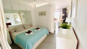 Postel nebo postele na pokoji v ubytování Royal Garden Sea Views By Deihu Experiences + 36 fotografií