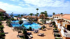Bazén v ubytování Royal Garden Sea Views By Deihu Experiences nebo v jeho okolí