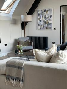 sala de estar con sofá y almohadas en Central Warwick, Free Parking and Roof Terrace, en Warwick