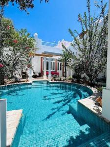 a swimming pool in front of a house at Espectacular Casa_Isma in Puerto Real