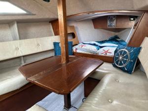 uma mesa e uma cama na parte de trás de um barco em Séjour atypique sur un voilier proche toutes commodités em Cavalaire-sur-Mer