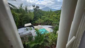 Pemandangan gunung umum atau pemandangan gunung yang diambil dari apartmen