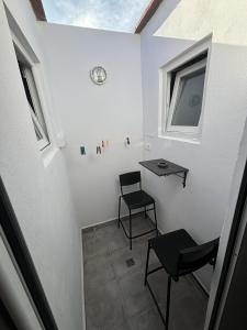 a small room with a table and two chairs at Mi casita Tenerife Sur Free WIFI e AC in Arona