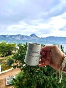 een persoon met een koffiemok en de woorden goedemorgen bij NG Homes in Kyrenia