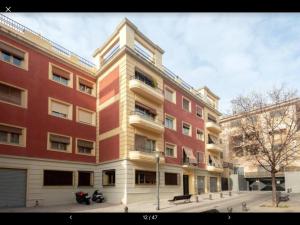 格拉纳达Piso Taracea的一栋建筑前停着一辆摩托车